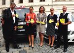 Landesrätin Bettina Vollath mit Sylvia Loibner (Wirtschaftskammer), Daniela Grabovac (AD-Stelle), sowie zwei Taxilenker. © Land Steiermark/Juriatti Landesrätin Bettina Vollath mit Sylvia Loibner (Wirtschaftskammer), Daniela Grabovac (AD-Stelle), sowie zwei Taxilenker.