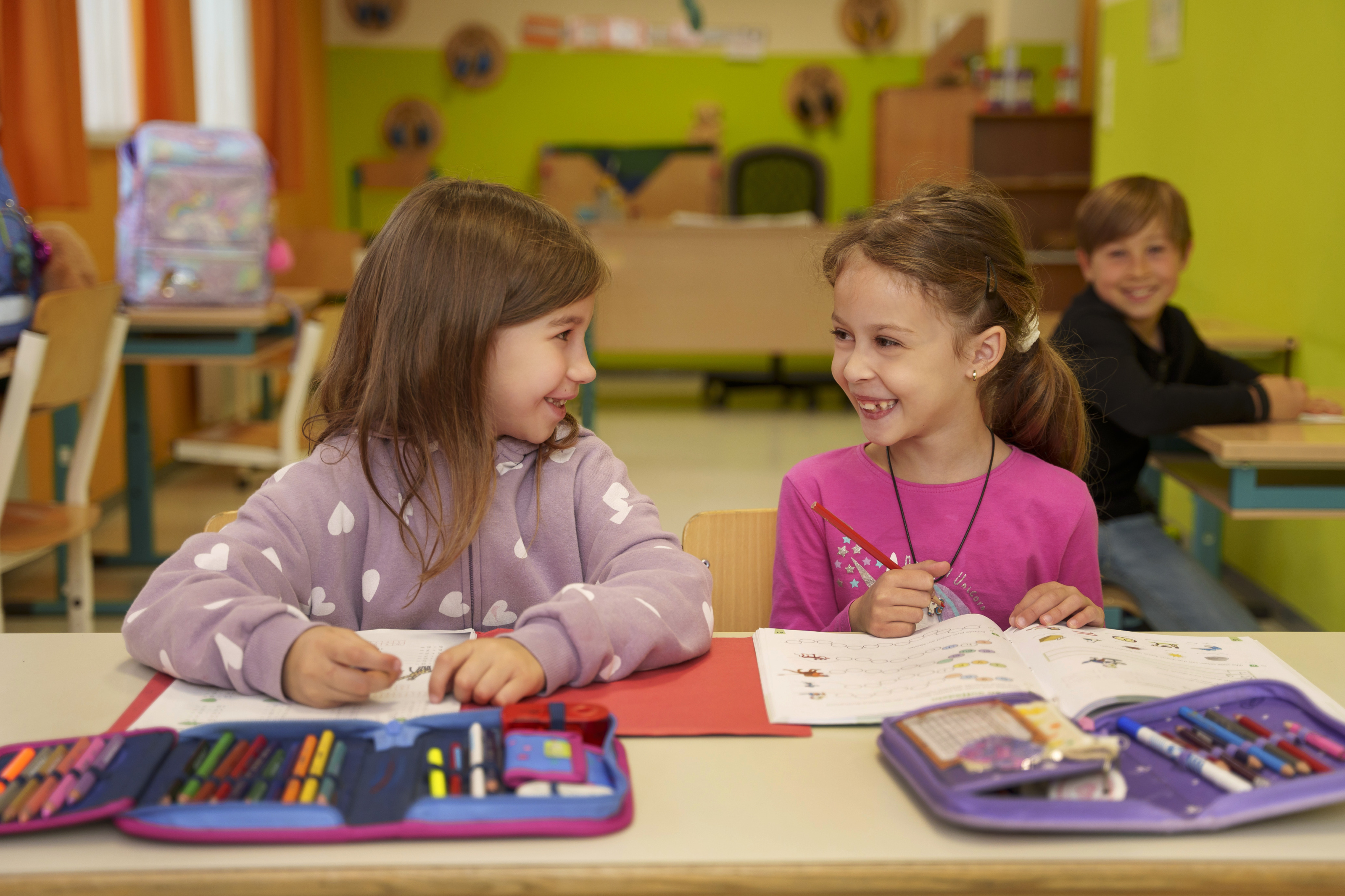 Klassenzimmer-Szene: Kinder arbeiten konzentriert an ihren Aufgaben. Fröhliche Lernatmosphäre.