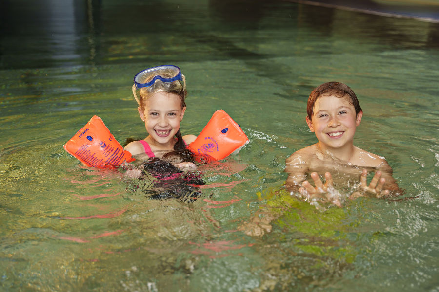 Mit und ohne Schwimmhilfe