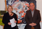 Sozialreferent LH-Stv. Siegfried Schrittwieser und Abteilungsleiterin Mag.a Barbara Pitner eröffneten die Aktion ´Kunst hilft´ in der Sozialabteilung.