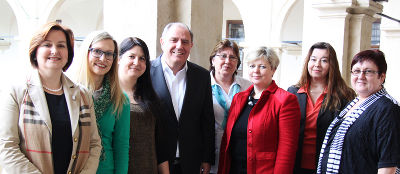 LH-Stv. Siegfried Schrittwieser (4. v.l.)und ALin Barbara Pitner (3. v.r.) bedanken sich beim Kompas-Team Gabi Fally-Happl, Manuela Kurta, Doris Leber, Anita Georgi, Andrea Rothmajer und Irmgard Leber. © steiermark.at/schüttbacher LH-Stv. Siegfried Schrittwieser (4. v.l.)und ALin Barbara Pitner (3. v.r.) bedanken sich beim Kompas-Team Gabi Fally-Happl, Manuela Kurta, Doris Leber, Anita Georgi, Andrea Rothmajer und Irmgard Leber.