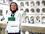 Bettina Vollath präsentiert den Zusammenlebens-Bericht