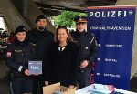 Landesrätin Bettina Vollath im Gespräch mit der Polizei vor Ort