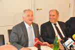 Minister Rudolf Hundstorfer und LH-Stv. Siegfried Schrittwieser präsentieren das neue Steiermärkische Behindertengesetz
