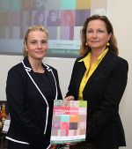Daniela Grabovac und Landesrätin Bettina Vollath mit dem Antidiskriminierungsbericht 2013 © Land Steiermark Daniela Grabovac und Landesrätin Bettina Vollath mit dem Antidiskriminierungsbericht 2013