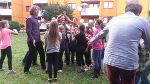 LRin Bettina Vollath baut mit Organisator Erich Oskar Huetter und Kindern an einer „Hofmaschine“