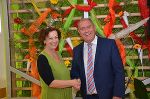 LH-Stv. Siegfried Schrittwieser gratulierte der Leiterin Gerhild Struklec-Penaso zum runden Jubiläum von Aufwind. © A 11 LH-Stv. Siegfried Schrittwieser gratulierte der Leiterin Gerhild Struklec-Penaso zum runden Jubiläum von Aufwind.