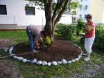 Gemeinsam werden neue Beete angelegt.