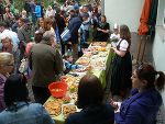 ... und am Buffet kamen sich alle näher!
