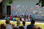 Die BesucherInnen lauschen gespannt der Aufführung der Kinder auf recycelten Musikinstrumenten