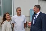 Doris Kampus und Jörg Leichtfried mit Werner Riedl (Bildmitte), der über die „Aktion 20.000“ einen Job als Maler bei der Gemeinde Bärnbach erhalten hat.