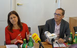 Landesrätin Mag.<sup>a</sup> Doris Kampus und Geschäftsführer Mag. Christof Lösch präsentieren den Jahresrückblick 2017 der Schuldnerberatung Steiermark. ©      