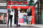 SPAR Steiermark-Geschäftsführer Christoph Holzer, Marina Sorgo vom Gewaltschutzzentrum und Soziallandesrätin Doris Kampus (v.l.) präsentierten gemeinsam die aktuelle Sensibilisierungskampagne zum Thema Gewaltschutz. © Peter Drechsler; Nutzung bei Quellenangabe honorarfrei