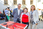 Sozialtag im Landhaushof: Special Olympics-Vizepräsident Phillipp Bodzenta und Soziallandesrätin Doris Kampus mit einer Sportlerin.