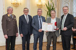 LH Christopher Drexler, LH-Stv. Anton Lang, WK-Präsident Josef Herk, Feuerwehrkommandant Reinhard Leichtfried (v.r.) überreichten Manfred Hohensinner (Frutura Obst & Gemüse) die Auszeichnung. © Land Steiermark/ Binder LH Christopher Drexler, LH-Stv. Anton Lang, WK-Präsident Josef Herk, Feuerwehrkommandant Reinhard Leichtfried (v.r.) überreichten Manfred Hohensinner (Frutura Obst & Gemüse) die Auszeichnung.