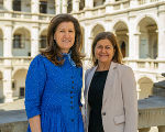 Soziallandesrätin Doris Kampus, Klubobfrau Barbara Riener (l.): Für 700 Seniorinnen und Senioren mit geringeren Einkommen gibt es 2024 Gratisurlaube in ausgewählten steirischen Gaststätten. © Foto: Fabian Weissitsch